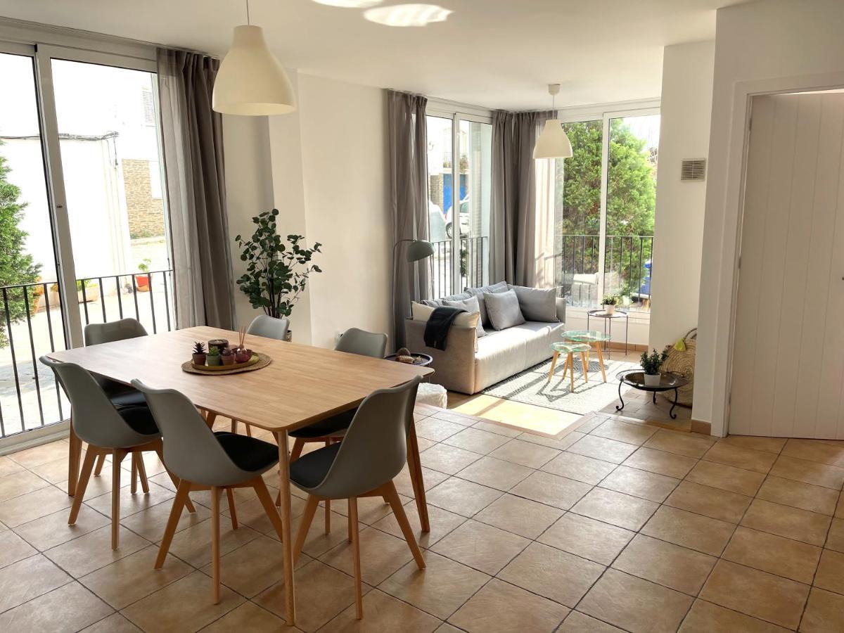 Traire - Apartamento Luminoso Cerca Del Centro カダケス エクステリア 写真