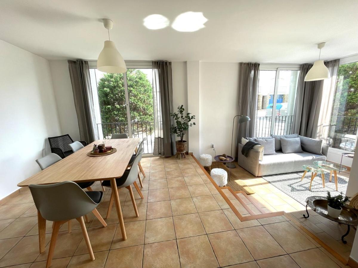 Traire - Apartamento Luminoso Cerca Del Centro カダケス エクステリア 写真